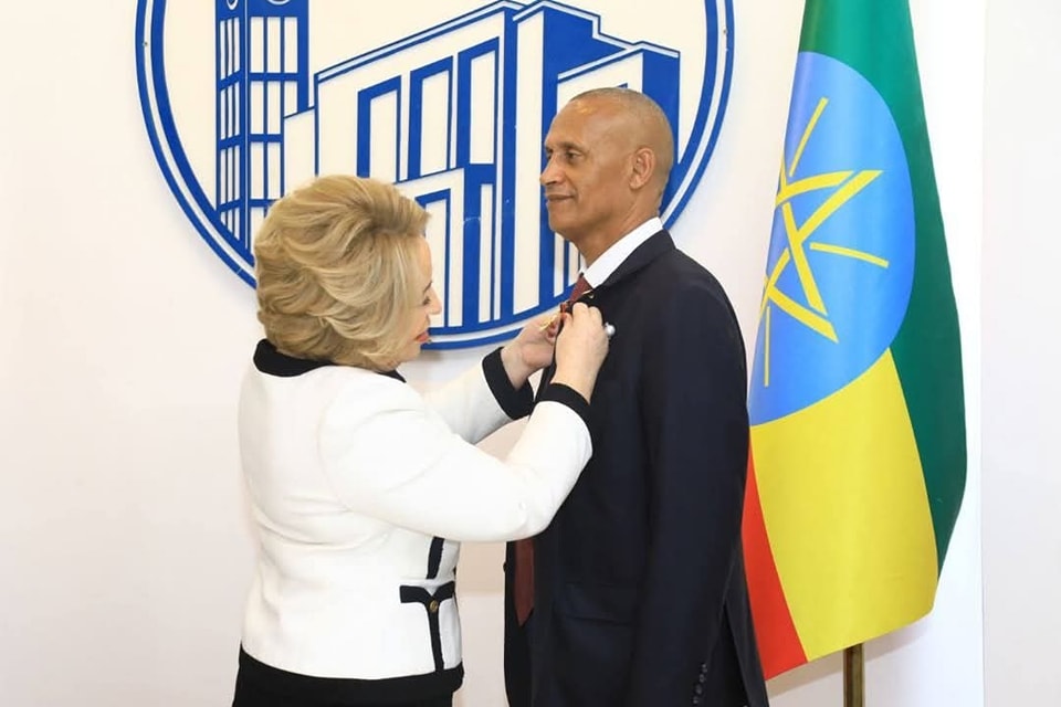 Read more about the article Obbo Aganyahu Tashaagar mana maree Federeeshinii Raashiyaarraa Badhaasa Niishaanii badhaafaman