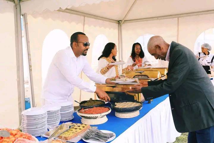 Read more about the article Ministirri Muummee Abiyyi Ahimad (Dr.) fi Giiftii Duree Zinnaash Taayyaachoo ayyaana Faasikaa sababeeffachuun ollaawwan isaanii kanaan dura Kaazaanchiis jiraataa turan Galaan Guuraatti argamuun baga ayyaana Faasikaa geessan jechuun maaddii qoodaniiru.