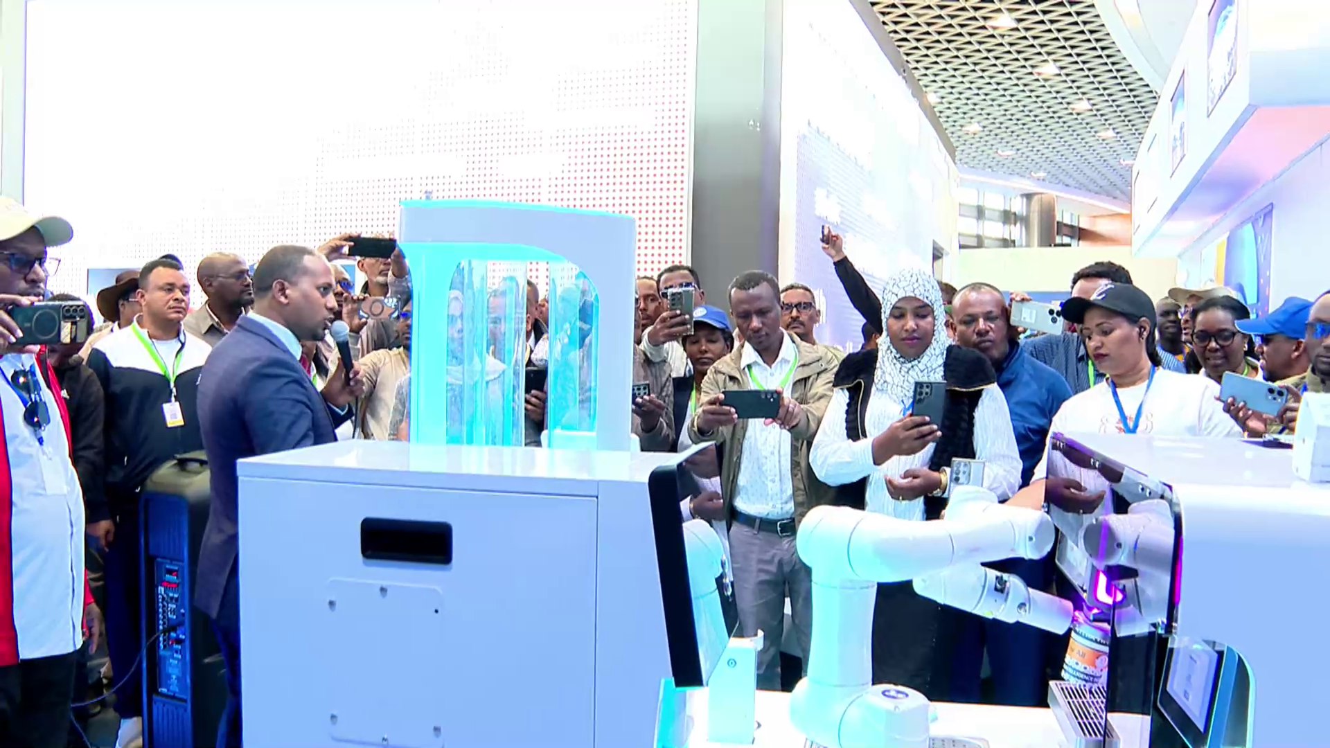 You are currently viewing Hoggantoonni olaanoon Paartii Badhaadhinaa Hojiilee Misoomaa Magaalaa Finfinnee keessatti hojjataman daawwachuu eegalaan.