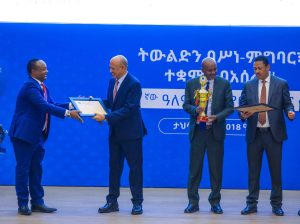 Read more about the article Ministira Muummee Dooktar Abiyyi Ahimadiif Badhaasni “Harka Qulqulluu” kenname