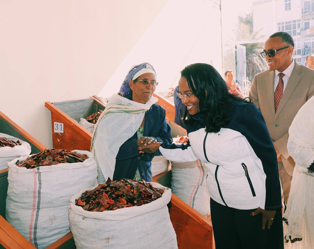You are currently viewing Kantiibaa Adaanech Abeebeen haadholii hojii daldala daandiirraan aduufi qorra keessa hojjetaa turaniif sheedii ammayyaa dabarsan