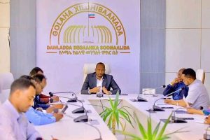 Read more about the article Gudiyada joogtada ah ee Golaha Xildhibaannada DDS oo u baxaya kormeerkoodii shaqo ee dabagalka adeegbixinta shaqo ee gobollada ayaa la siiyay hagitaanka shaqo ee kormeerkooda.