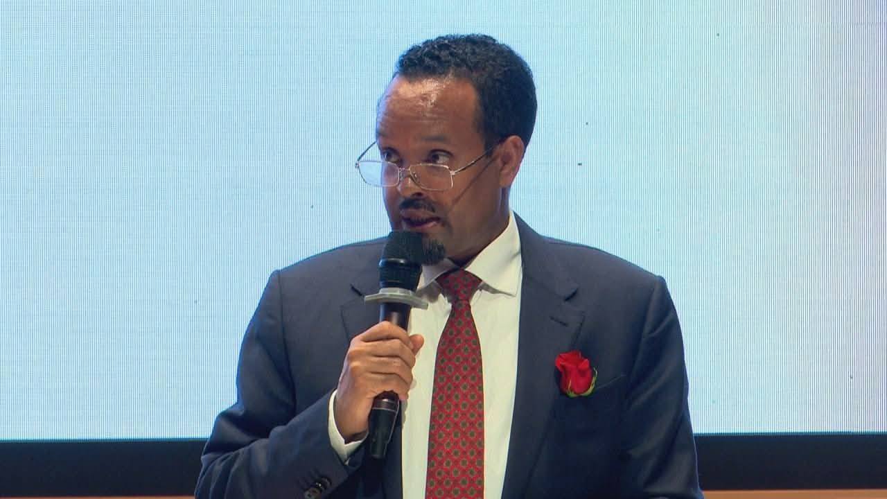 You are currently viewing መመሓየሺ ማክሮ ኢኮኖሚ ባንኪ ንግዲ ኢትዮጵያ ኣብ ዓውዲ ፋይናንስ ዘለዎ እጃም መሪሕነት ንክዋፃእ ኣኽኢሉ እዩ-ሚኒስተር ገንዘብ ኣሕመድ ሽዴ