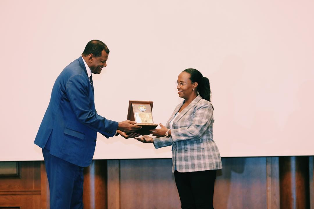 Read more about the article የኢትዮጵያ እግር ኳስ ፌደሬሽን ከንቲባ አዳነች አቤቤ በከተማዋ ለስፖርት ማዘወተሪያ ስፍራዎች መስፋፋት ላደረጉት አስተዋጽኦ እውቅና ሰጠ