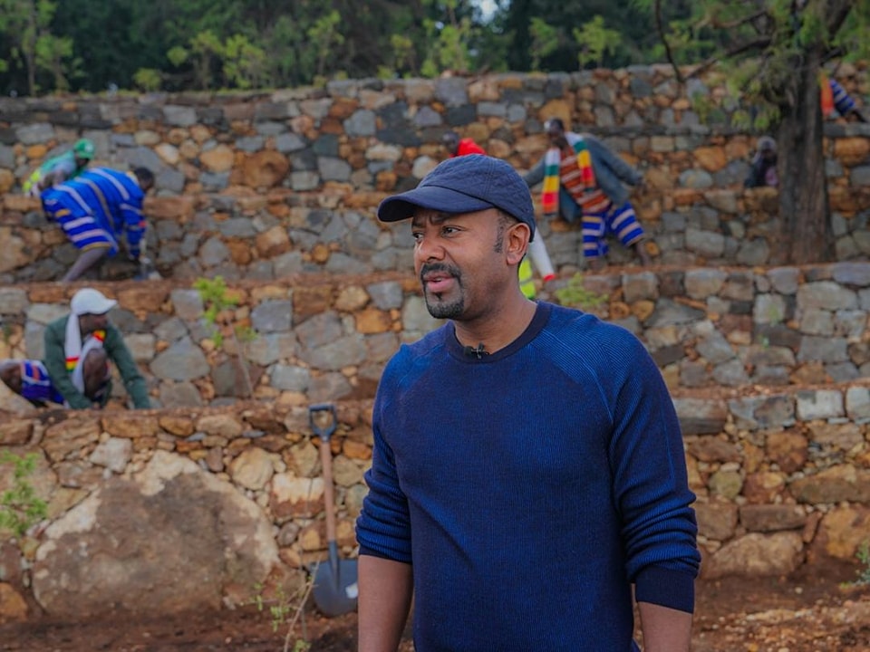 Read more about the article “ኢትዮጵያን የምናጸናው በውትድርና ህይወታችንን ከፍለን ብቻ ሳይሆን መልክዓ ምድሯን በመጠበቅ ጭምር ነው” -ጠቅላይ ሚኒስትር ዐቢይ አሕመድ (ዶ/ር)