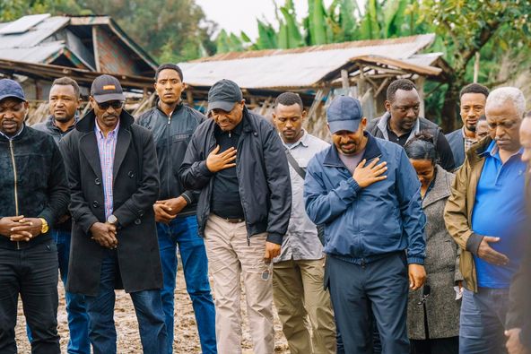 Read more about the article ጠቅላይ ሚኒስትር ዐቢይ አህመድ ( ዶ/ር ) እና ቀዳማዊት እመቤት ዝናሽ ታያቸው በጎፋ ዞን መሬት በመንሸራተት አደጋ የተጎዱ ቤተሰቦችና ማኅበረሰብ አካላትን አፅናኑ