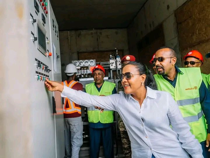 Read more about the article የታላቁ ኅዳሴ ግድብ የውሃ ማስተንፈሻ በሮች ተከፍተው ተጨማሪ 2 ሺ 800 ሜኪ ውሃ በሰከንድ ማፍሰስ መጀመራቸውን ጠቅላይ ሚኒስትር ዐቢይ አሕመድ (ዶ/ር) አስታወቁ