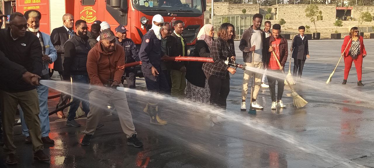 Read more about the article ከተለያዩ ቤተ እምነቶች የተወጣጡ የሀይማኖት አባቶች የመስቀል ደመራ ስነ ስርዓት የሚከናወንበትን የመስቀል አደባባይን አፀዱ