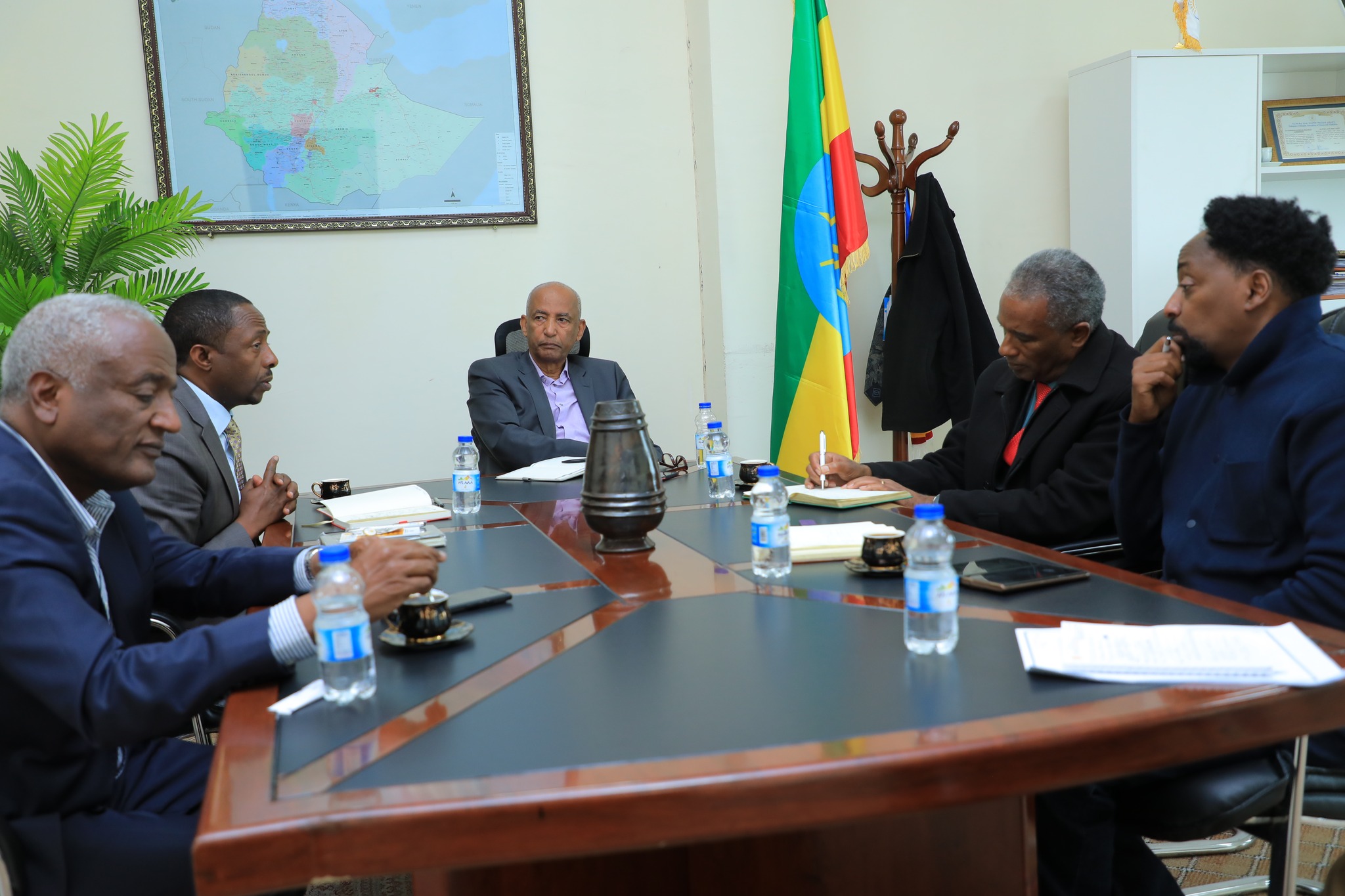 Read more about the article ኮሚሽኑ ከመንግስት ዩኒቨርሲቲዎች ኮንሶርቲየም ሰብሳቢ ጋር ተወያየ