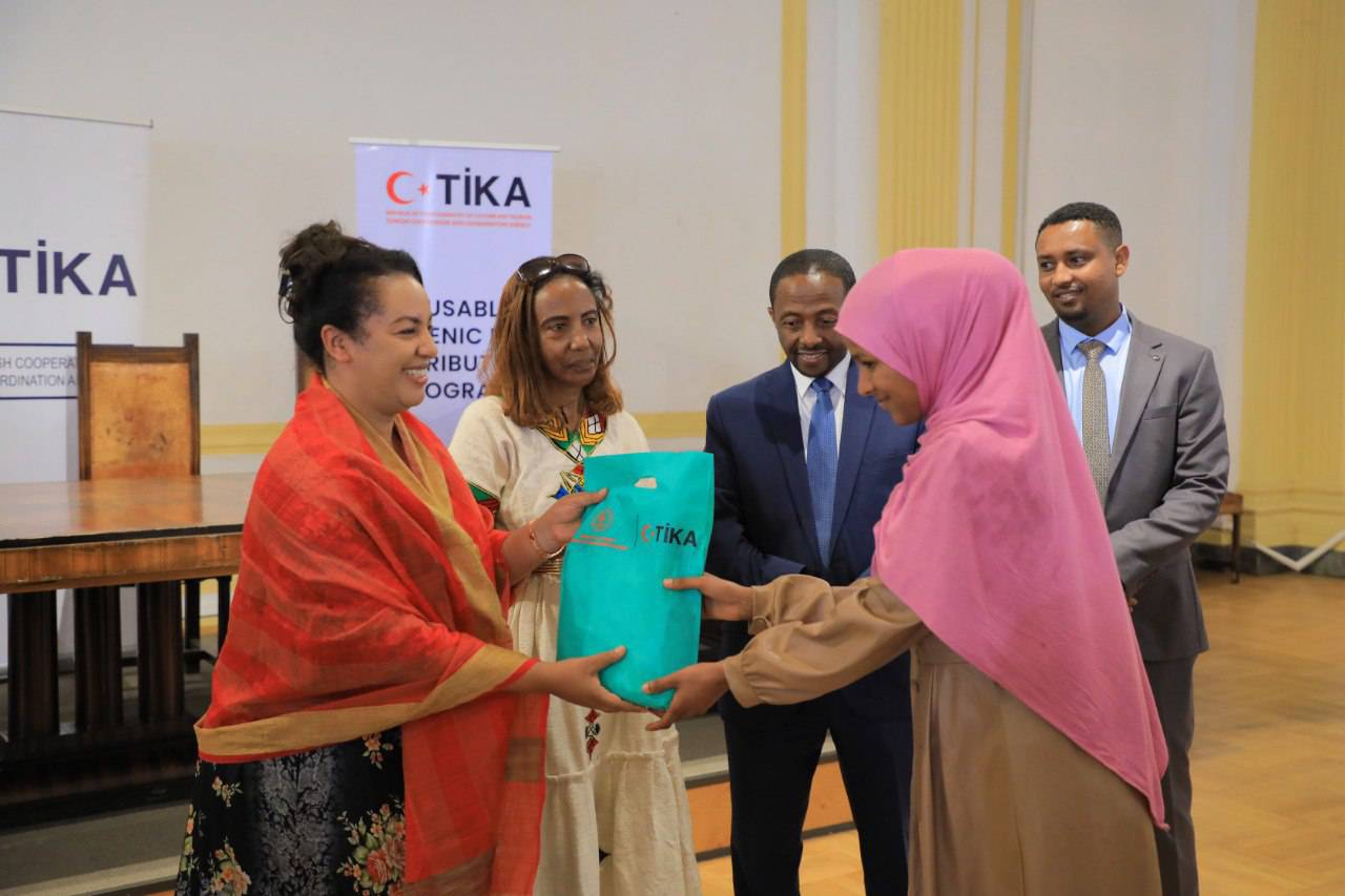 Read more about the article ለአዲስ አበባ ዩኒቨርሲቲ ሴት ተማሪዎች 5 ሺህ የሴቶች የወር አበባ ንጽህና መጠበቂያ ተበረከተ
