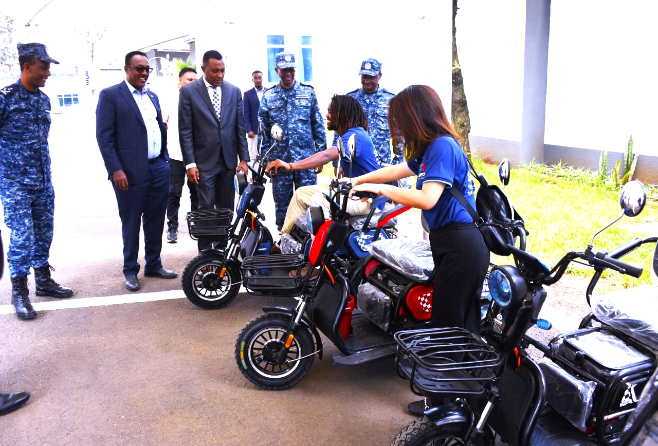 Read more about the article የቻይናው የሞተር ሳይክል አምራች ኩባንያ የኤሌክትሪክ ሞተር ሳይክሎችን ለኢትዮጵያ ፌደራል ፖሊስ በድጋፍ ሰጠ
