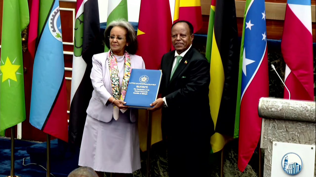 Read more about the article የቀድሞዋ የኢፌዴሪ ፕሬዚዳንት ሣህለ ወርቅ ዘውዴ ለአዲሱ ፕሬዚዳንት አምባሳደር ታዬ አጽቀሥላሴ ያደረጉት የኃላፊነት ርክክብ ስነ ስርዓት፤