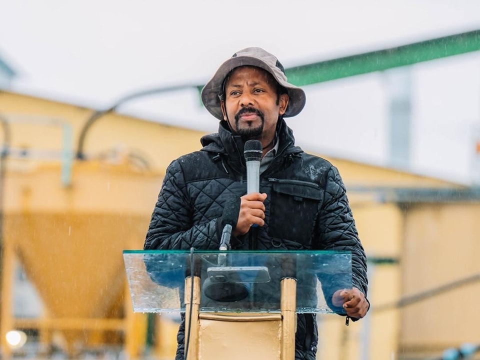 Read more about the article ጠቅላይ ሚኒስትር ዐቢይ አሕመድ (ዶ/ር) በጋምቤላ ክልል የተገነባውን ኢትኖ ማይኒንግ የወርቅ ፋብሪካ መረቁ