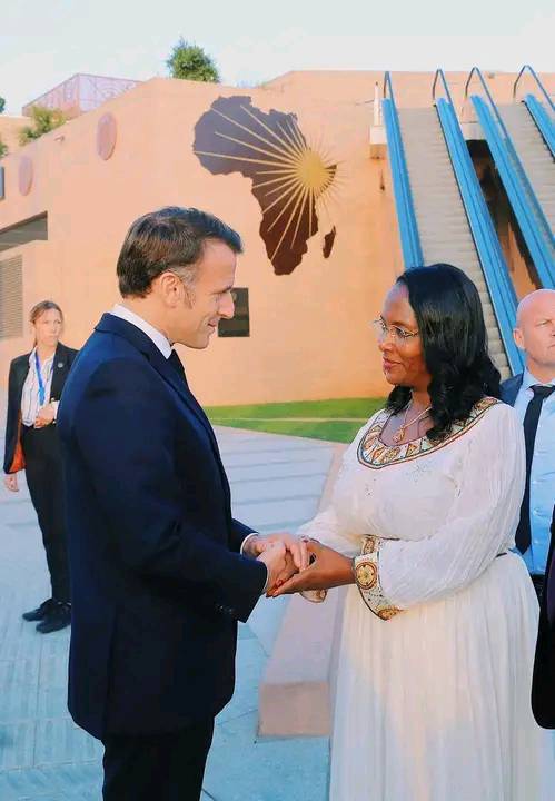 Read more about the article የፈረንሳይ ፕሬዝዳንት ኢማኑኤል ማክሮን በዓድዋ ድል መታሰቢያ ሐውልት ስር የአበባ ጉንጉን አስቀመጡ
