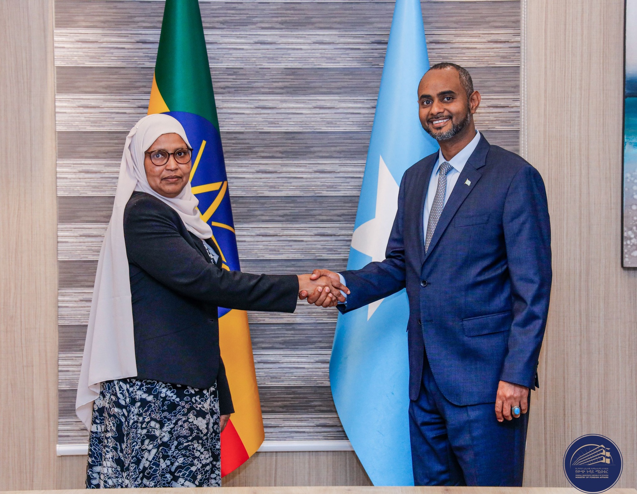 Read more about the article በመከላከያ ሚኒስትሯ ኢንጂነር አይሻ መሀመድ የተመራ የኢትዮጵያ ልዑካን ቡድን በሶማሊያ ይፋዊ የሥራ ጉብኝት አደረገ