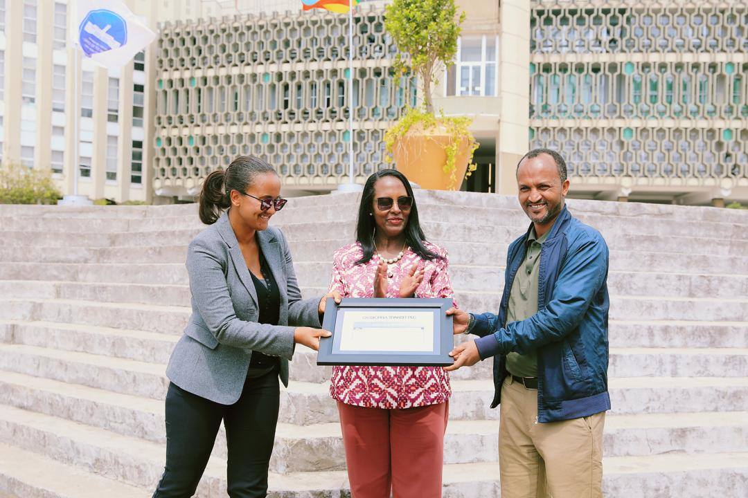 Read more about the article ኤም ኤን አር ሲ የተባለ ኩባንያ 3 የመንገድ ጠርዝ (curve stone ) መስሪያ ማሽኖችን ለአዲስ አበባ ከተማ አስተዳደር መንገዶች ባለስልጣን ድጋፍ አደረገ