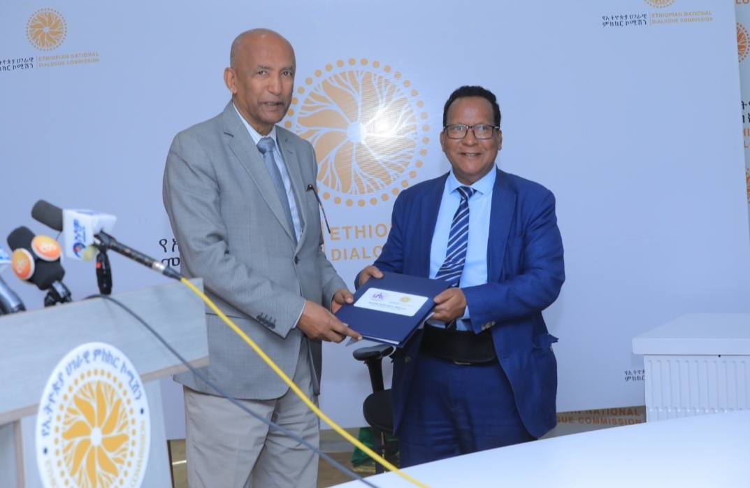 Read more about the article የኢትዮጵያ መገናኛ ብዙኃን ምክር ቤት የሀገራዊ ምክክር አጀንዳዎቹን ለኮሚሽኑ አስረከበ