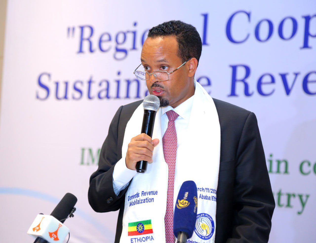 Read more about the article የመካከለኛው ዘመን የገቢ አሰባሰብ ስትራቴጂ የሀገር ውስጥ ገቢን ለማሳደግ አስተዋጽኦ እያበረከተ ነው- አቶ አህመድ ሺዴ