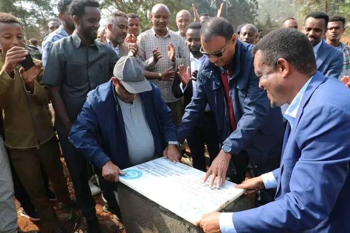 Read more about the article በጊምቢ ከተማ ለሚገነባው ሞዴል ሁለተኛ ደረጃ ትምህርት ቤት የግንባታ ማስጀመሪያ መሠረት ድንጋይ ተቀመጠ