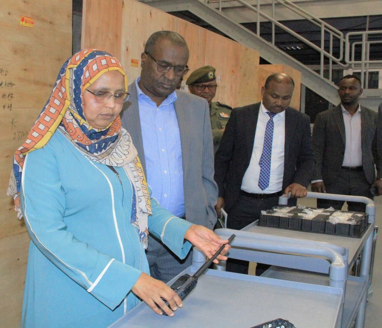 Read more about the article ኢንጅነር አይሻ መሃመድ የኤሌክትሮኒክስ ኢንጅነሪግ ኢንዱስትሪን ጎበኙ