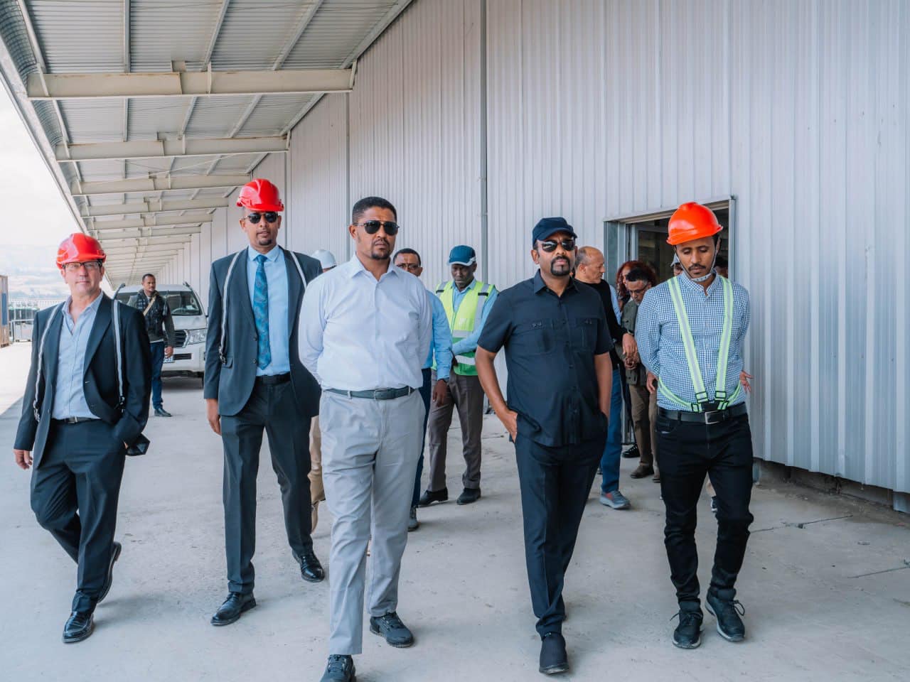 Read more about the article ጠቅላይ ሚኒስትር ዐቢይ አሕመድ (ዶ/ር) በአምቦ ወረዳ በነበራቸው ጉብኝት የኬኛ ቤቭሬጅ ፋብሪካን ተመለከቱ