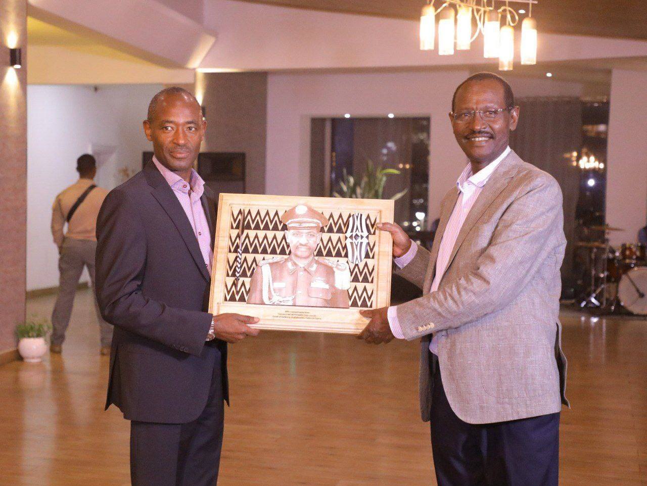 Read more about the article ፊልድ ማርሻል ብርሃኑ ጁላ በሩዋንዳው ጠቅላይ ኢታማዦር ሹም ለተመራው ልዑክ የእራት ግብዣ አደረጉ