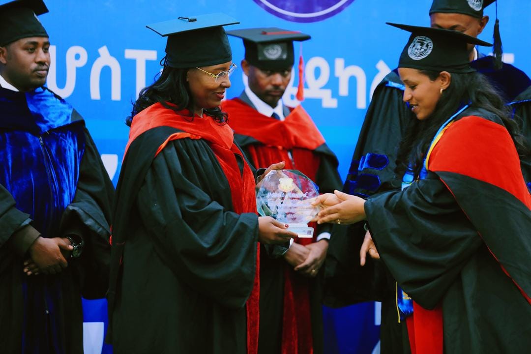 Read more about the article የየካቲት 12 ሆስፒታል ሜዲካል ኮሌጅ በተለያዩ የጤና ሳይንስ እና ህክምና ዘርፎች ትምህርታቸውን ሲከታተሉ የቆዩ 186 ተማሪዎችን አስመረቀ።