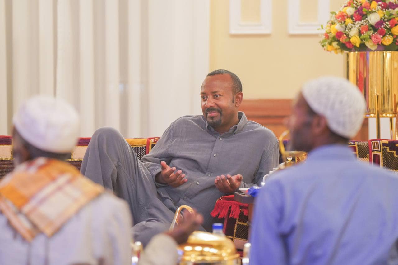 Read more about the article ጠቅላይ ሚኒስትር ዐቢይ አሕመድ (ዶ/ር) በዝቅተኛ የኑሮ ሁኔታ ላይ ከሚገኙ የኅብረተሰብ ክፍሎች ጋር የአፍጥር ሥነ-ስርዓት አካሄዱ