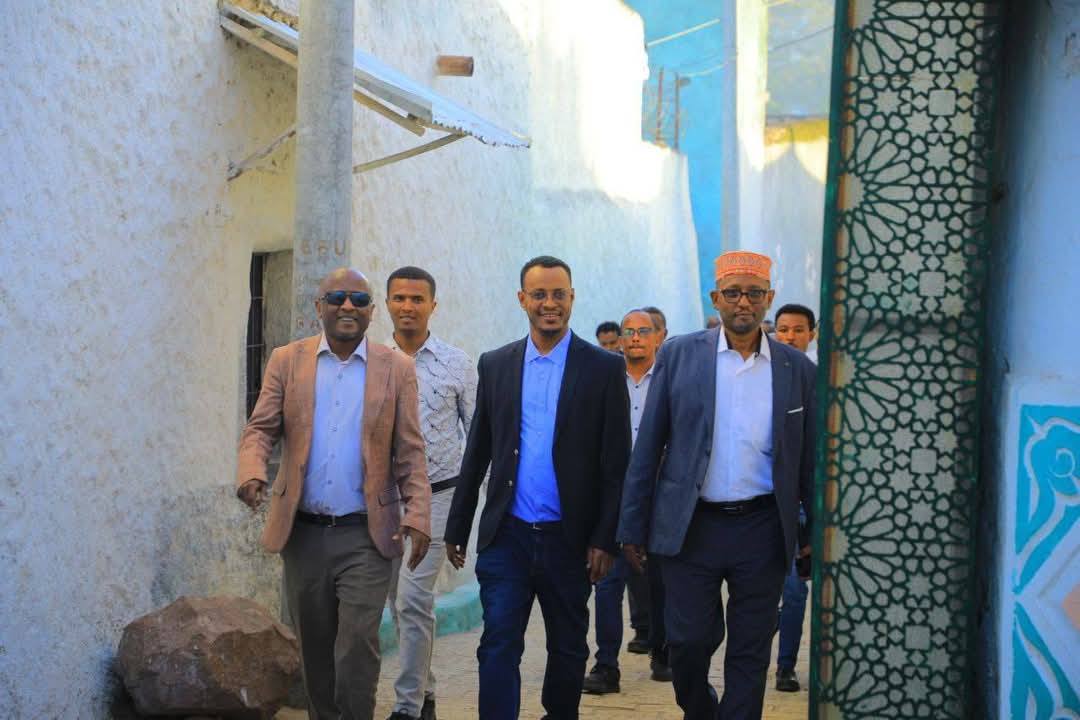 Read more about the article ሐረር ታሪኳንና ዘመናዊነቷን በማስማማት ለሌሎችም ከተሞች አርዓያ የሚሆን ስራ መስራቷን አቶ ተስፋሁን ጎበዛይ ገለፁ
