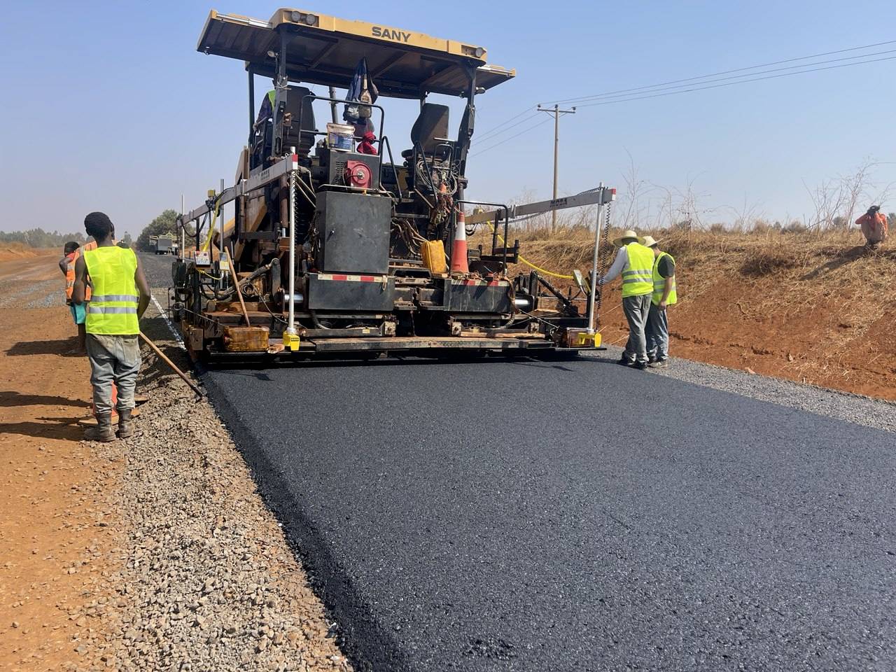 Read more about the article የነቀምት – አንገር ጉቲን – አንዶዴ የአስፋልት ኮንክሪት መንገድ ግንባታን በአጭር ጊዜ ለማጠናቀቅ እየተሰራ ነው