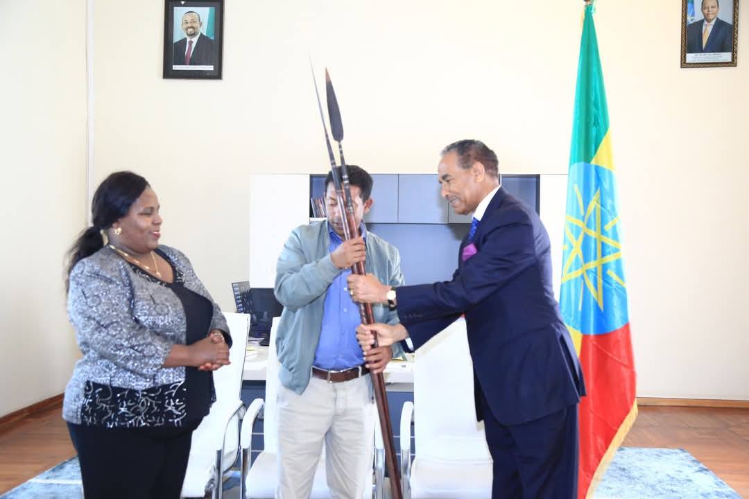 Read more about the article የሌተናል ጄኔራል ጃገማ ኬሎ ጋሻዎች እና ጦሮች ለኢትዮጵያ ቅርስ ባለስልጣን ተበረከቱ