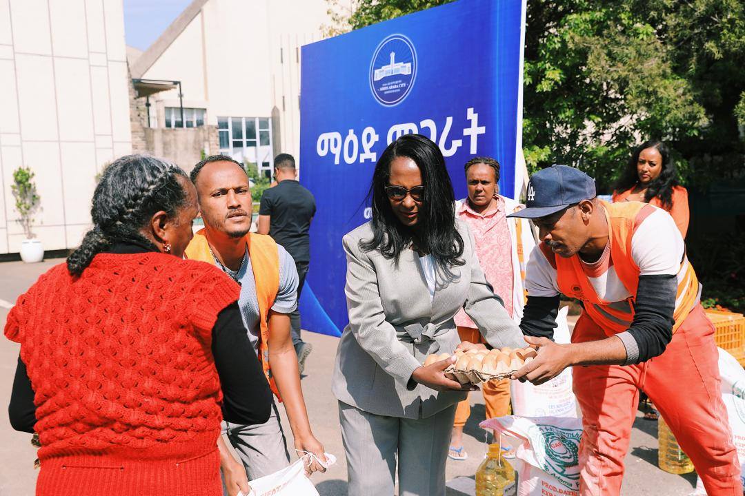 Read more about the article ከንቲባ አዳነች አቤቤ የትንሳዔ በዓልን ምክንያት በማድረግ ማዕድ አጋሩ