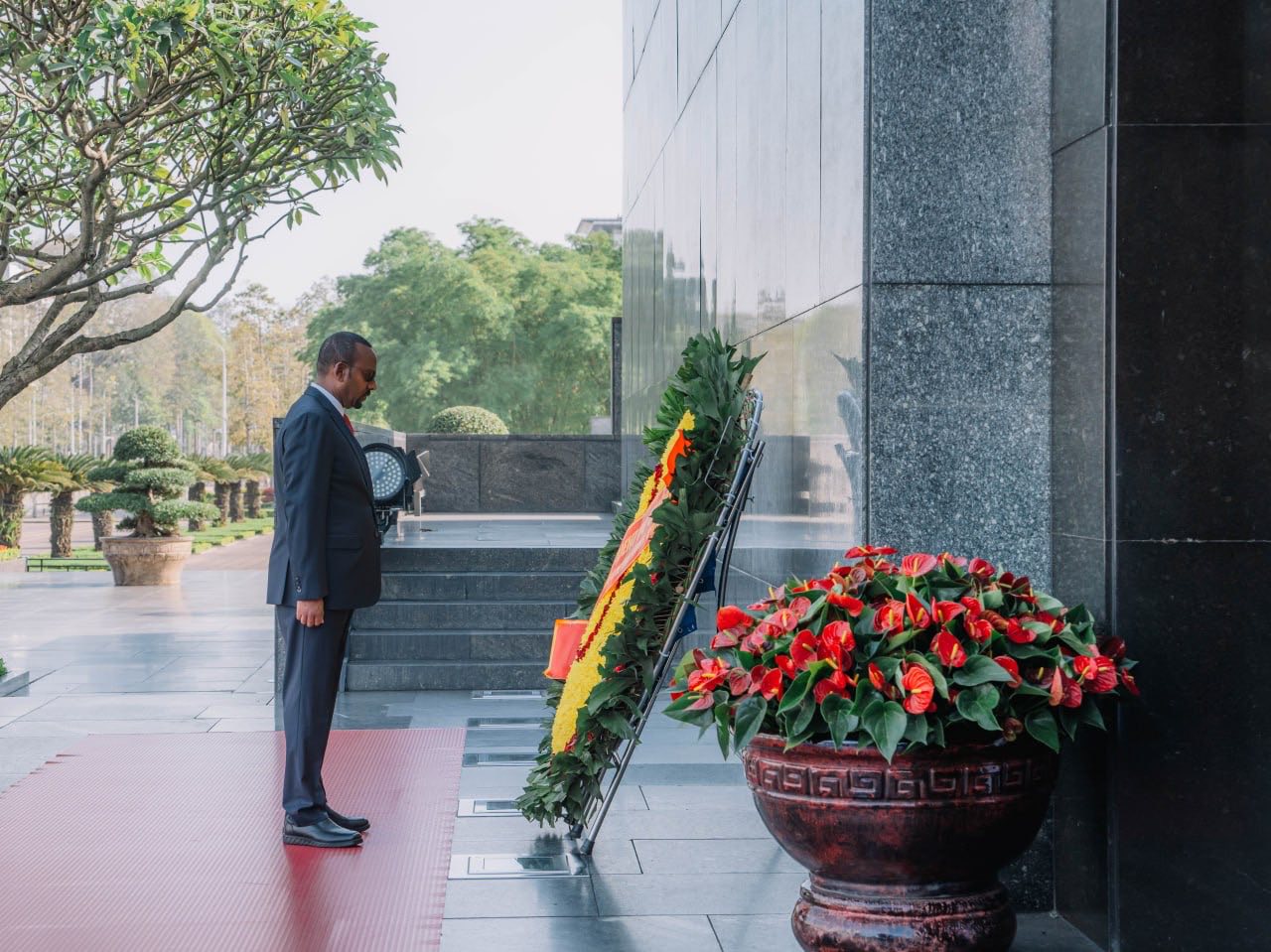 Read more about the article ጠቅላይ ሚኒስትር ዐቢይ አሕመድ (ዶ/ር) በቬይትናም የጀግኖች እና ሰማዕታት መታሰቢያ እና በሆ ቺ ሚን የመቃብር ሥፍራ ጉንጉን አበባ አኖሩ