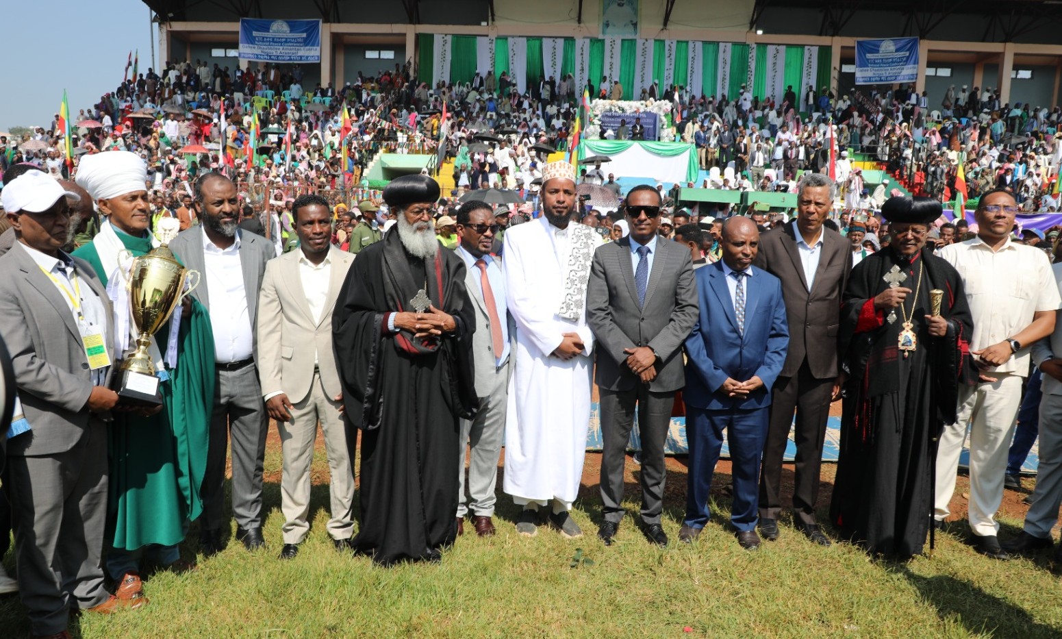 Read more about the article የአማራ ክልል የሃይማኖት ተቋማት ጉባኤ 3ኛውን ሀገር አቀፍ የሰላም ጉባኤ ለማዘጋጀት የሰላም ዋንጫ ተረከበ