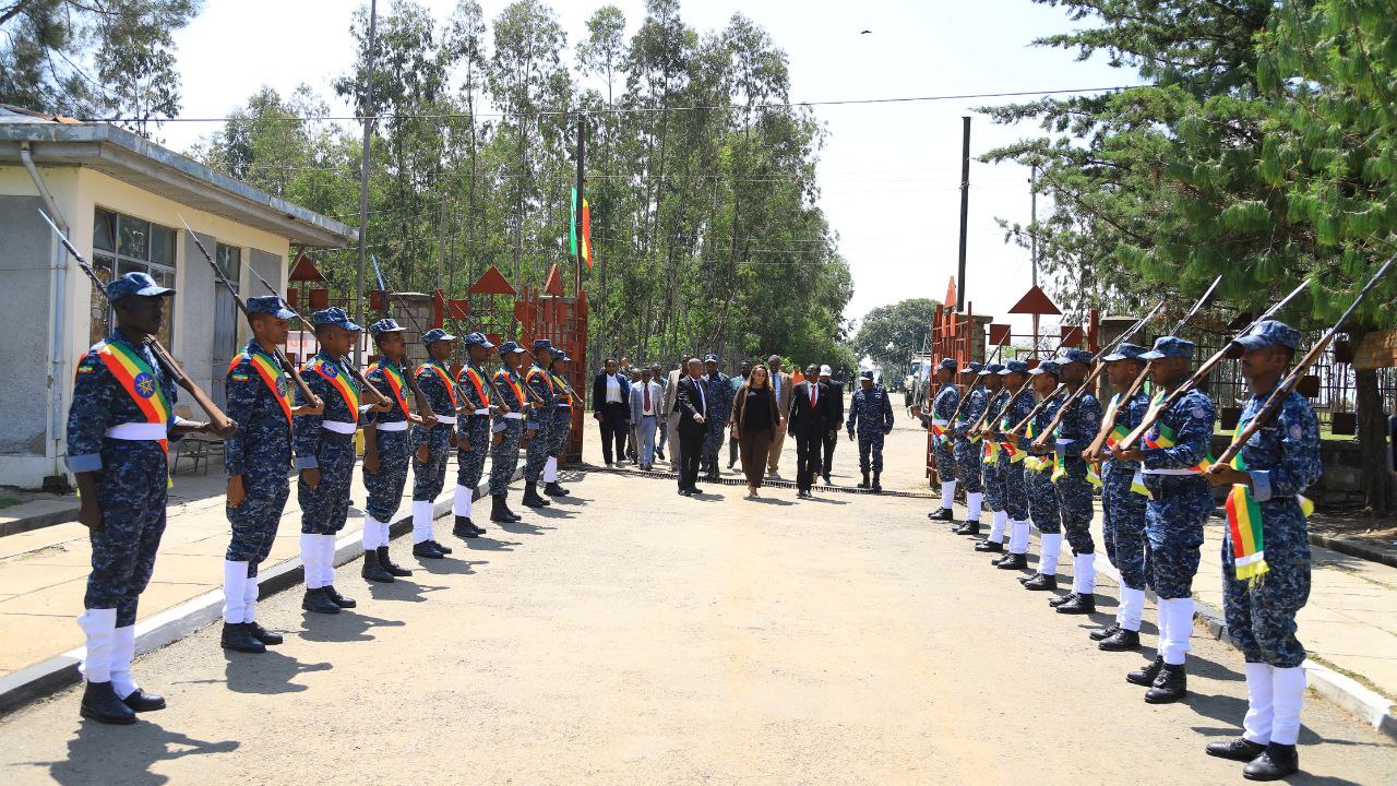 Read more about the article የአዲስ አበባ ደንብ ማስከበር ባለስልጣን ከኢትዮጵያ ፌደራል ፖሊስ ዩንቨርስቲ ጋር በመተባበር ለእጩ ምልምል የደንብ ማስከበር ኦፊሰሮች የወታደራዊና የንድፈ ሀሳብ ስልጠና መስጠት ጀመረ