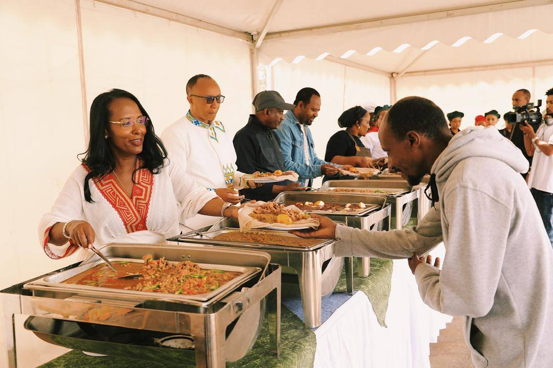 Read more about the article ከንቲባ አዳነች አቤቤ የትንሳኤ በዓልን የኮሪደር ልማት ላይ ከተሰማሩ ሰራተኞች ጋር አከበሩ