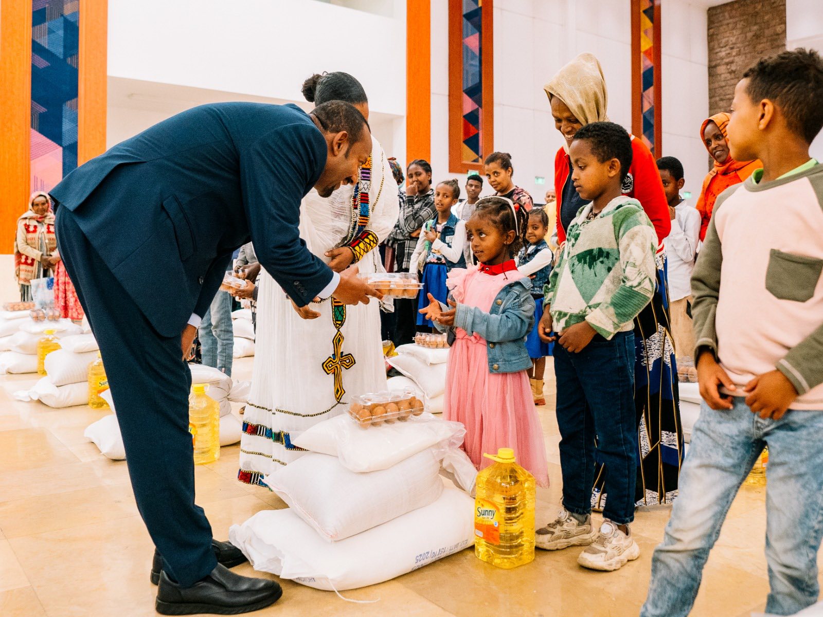 Read more about the article ጠቅላይ ሚኒስትር ዐቢይ አሕመድ (ዶ/ር) የፋሲካ በዓልን ምክንያት በማድረግ ማዕድ አጋሩ