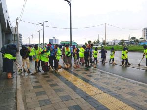 Read more about the article በመዲናዋ የተከናወነው የኮሪደር ልማት በስራቸው ላይ የነበረውን ጫና እንደቀነሰላቸው የመንገድ ጽዳት ባለሙያዎች ተናገሩ