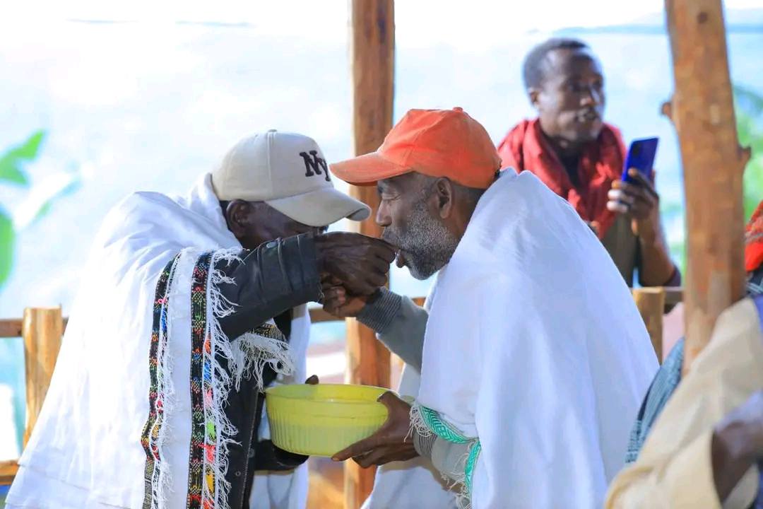 You are currently viewing ማር መጎራረስ – የወዳጅነት መገለጫ