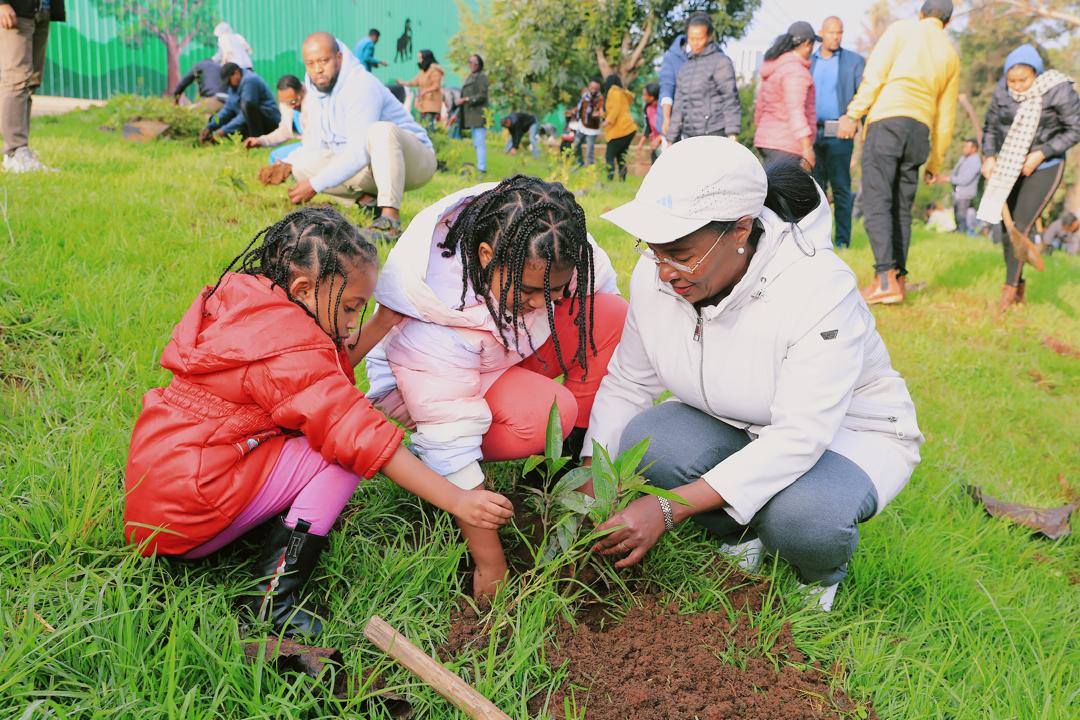 You are currently viewing ከንቲባ አዳነች አቤቤ ከኮሙኒኬሽን እና ሚዲያ ባለሙያዎች ጋር በቀበና ወንዝ ዳርቻ የችግኝ ተከላ መርሃ ግብር አካሄዱ