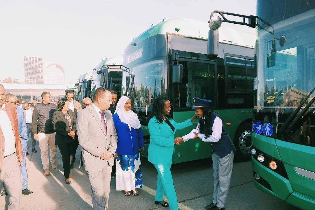 You are currently viewing የህዝብ ትራንስፖርት አገልግሎትን ለማሻሻል በበጀት አመቱ 1ዐዐ የኤሌክትሪክ አውቶቡሶችና 15ዐ ሚኒባሶች መግዛት መቻሉን ከንቲባ አዳነች አቤቤ ገለጹ