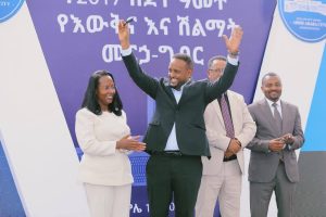 Read more about the article ከንቲባ አዳነች አቤቤ በ2017 በጀት ዓመት የህዝብን ተጠቃሚነት የሚያረጋግጡ ስራዎችን በመስራት የላቀ ውጤት ላስመዘገቡ ቢሮዎች፣ ተቋማት፣ ክፍለ ከተሞችና ወረዳዎች እውቅናና ሽልማት ማበርከታቸውን ገለጹ