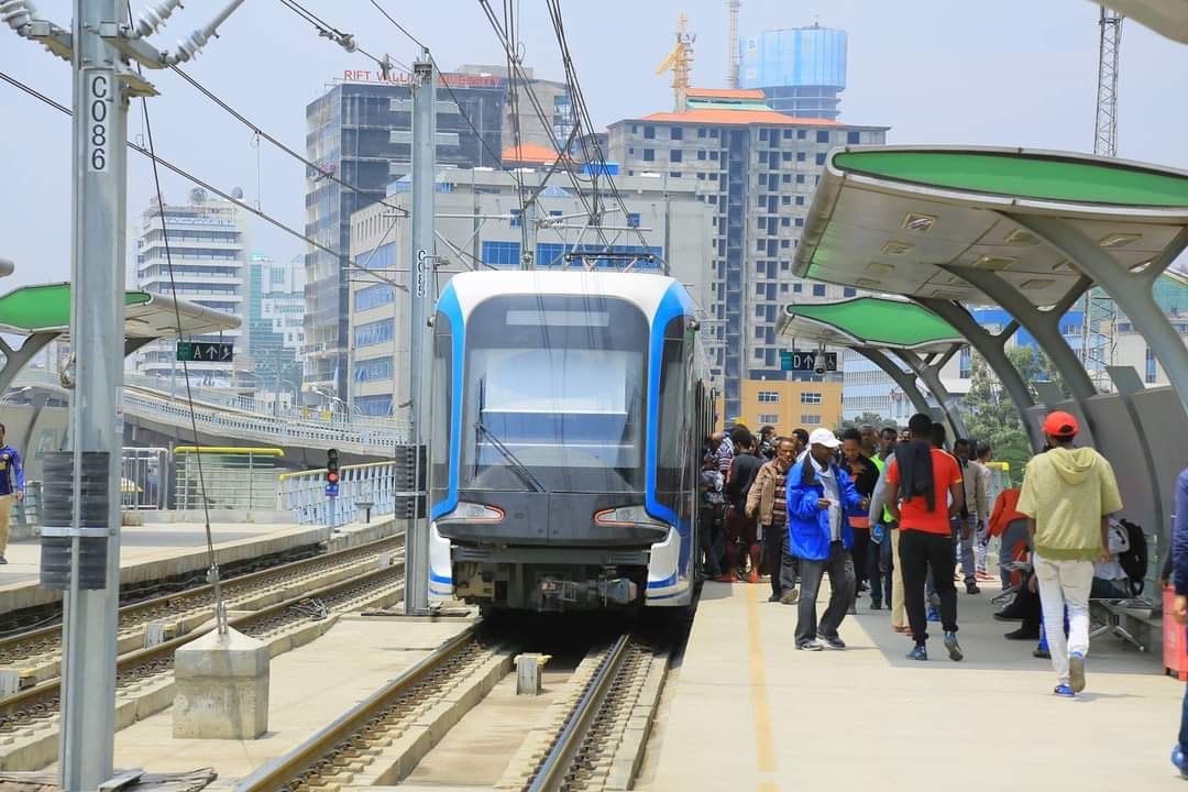 You are currently viewing ሀሰተኛ የባቡር ትራንስፖርት ትኬት በማዘጋጀት ሲሸጥ የነበረ የአዲስ አበባ ቀላል ባቡር ትራንስፖርት አገልግሎት ድርጅት ሰራተኛ በቁጥጥር ስር ዋለ