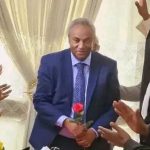Read more about the article የሀገር ሽማግሌዎች፣ አባገዳዎችና የንግዱ ማህበረሰብ ተወካዮች ከትግራይ ክልል ጊዜያዊ አስተዳደር አመራሮችና የተለያዩ የህብረተሰብ ተወካዮች ጋር በመቀሌ ውይይት እያደረጉ ነዉ