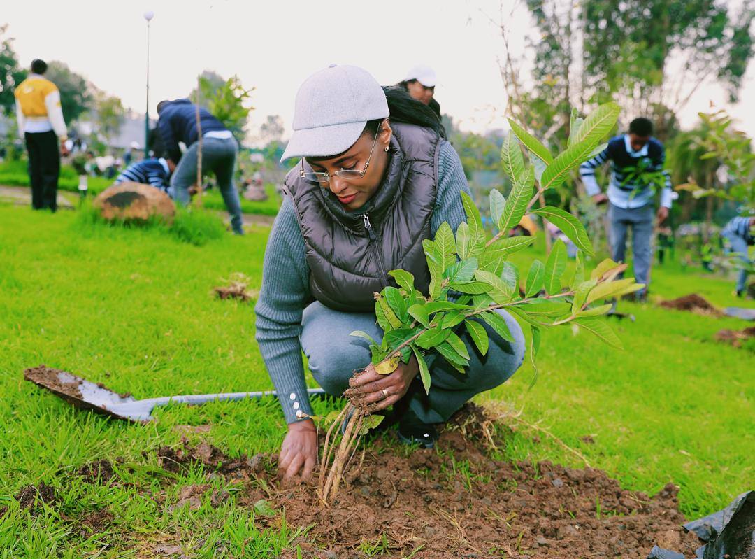 You are currently viewing ማህበረሰቡ በጋራ ተስማምቶ ከሰራቸው ትላልቅ ሀገራዊ አጀንዳዎች ውስጥ አንዱ አረንጓዴ አሻራ መሆኑን ከንቲባ አዳነች አቤቤ ገለጹ