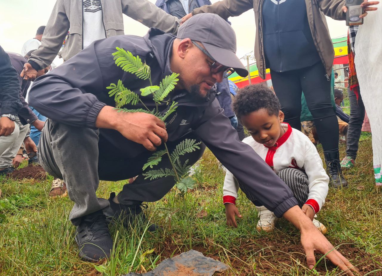 You are currently viewing ችግኝ ከመትከል ባለፈ በየጊዜው እንክብካቤ ማድረግ እንደሚገባ የአዲስ አበባ ገቢዎች ቢሮ ኃላፊ አቶ ቢኒያም ምክሩ ገለፁ