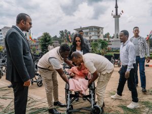 Read more about the article ቀዳማዊት እመቤት ዝናሽ ታያቸው ጅማ ከተማ ለሚኖሩ አካል ጉዳተኞች ዊልቼሮችን በስጦታ ለገሱ