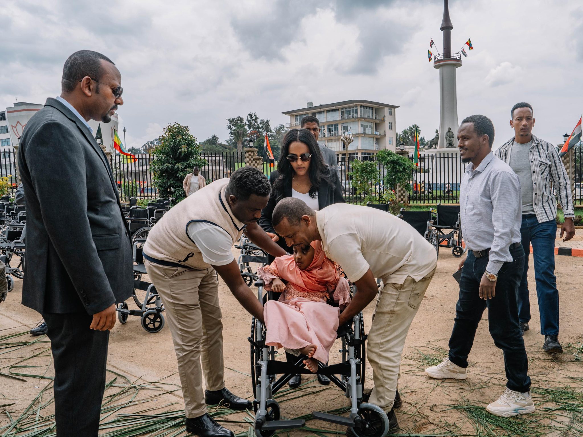 You are currently viewing ቀዳማዊት እመቤት ዝናሽ ታያቸው ጅማ ከተማ ለሚኖሩ አካል ጉዳተኞች ዊልቼሮችን በስጦታ ለገሱ