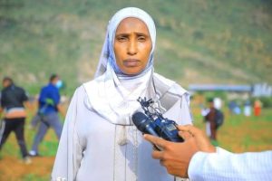 Read more about the article የአረንጓዴ ዐሻራ መርሃ ግብር ለሐረሪ ክልል ዘርፈ ብዙ ጠቀሜታ እየሰጠ ነው ሲሉ የክልሉ ምክትል ርዕሰ መስተዳድር ሮዛ ኡመር ገለጹ