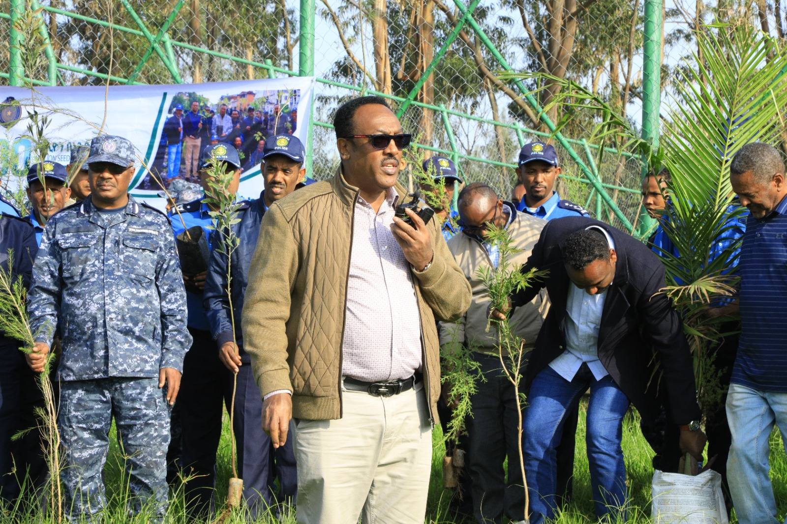 You are currently viewing የፌደራል ፖሊስ ሠራዊት የኢትዮጵያን ሰላምና ደህንነት ከማስከበር ጎን ለጎን ኢትዮጵያ በምታካሄዳቸው በማንኛውም የልማት ስራዎች ላይ ከፍተኛ ተሳትፎ እያደረገ መሆኑን ምክትል ኮሚሽነር ጀነራል መላኩ ፋንታ ገለፁ